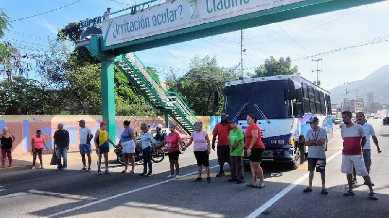 Vecinos molestos por casi dos meses sin agua por tubería en Pariata ...